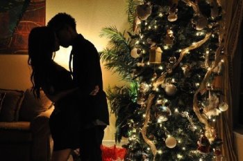 christmas-christmas-tree-couple-indie-kiss-Favim_com-278670